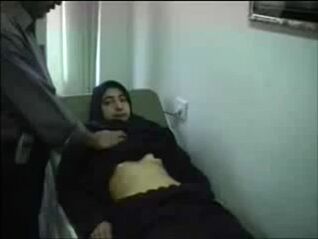 دكتور في العيادة يصور مرضاه ويجلغ عليهن